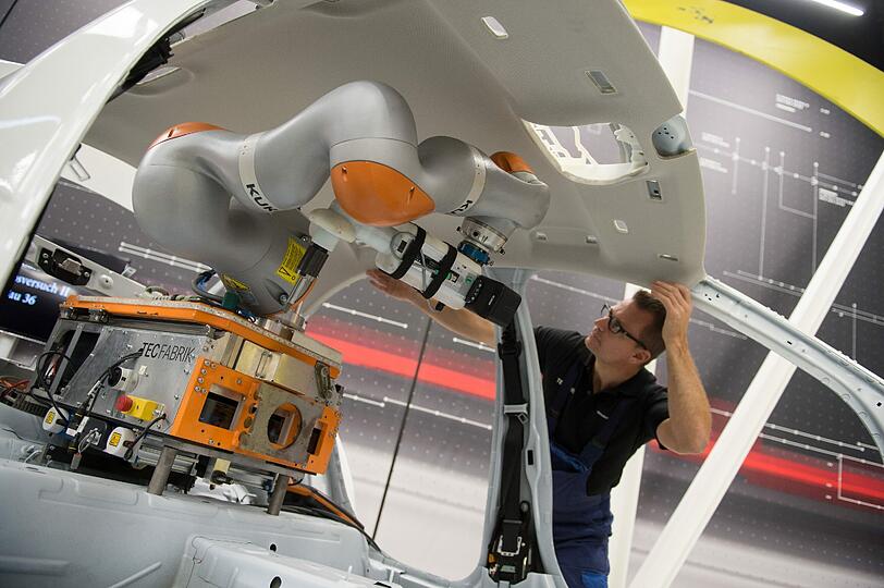 Kuka-Roboter: Mitten in der Übernahmedebatte geht ein neues Entwicklungszentrum in Betrieb. Foto: Marijan Murat