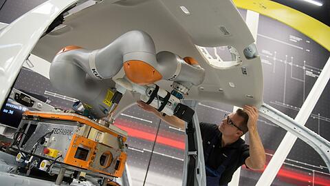 Kuka-Roboter: Mitten in der Übernahmedebatte geht ein neues Entwicklungszentrum in Betrieb. Foto: Marijan Murat