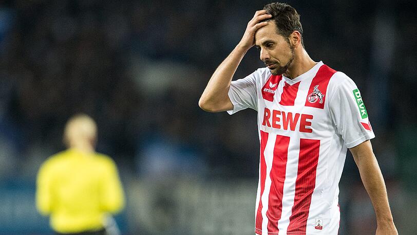 Claudio Pizzaro greift sich an den Kopf: Gegen Hertha BSC setzte es für den 1. FC Köln bereits die elfte Saisonniederlage.