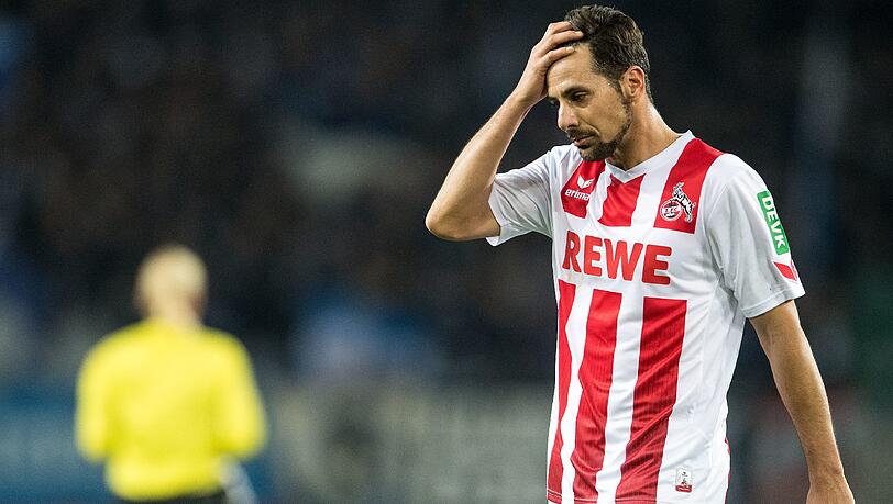 Claudio Pizzaro greift sich an den Kopf: Gegen Hertha BSC setzte es für den 1. FC Köln bereits die elfte Saisonniederlage. Claudio Pizzaro greift sich an den Kopf: Gegen Hertha BSC setzte es für den 1. FC Köln bereits die elfte Saisonniederlage.