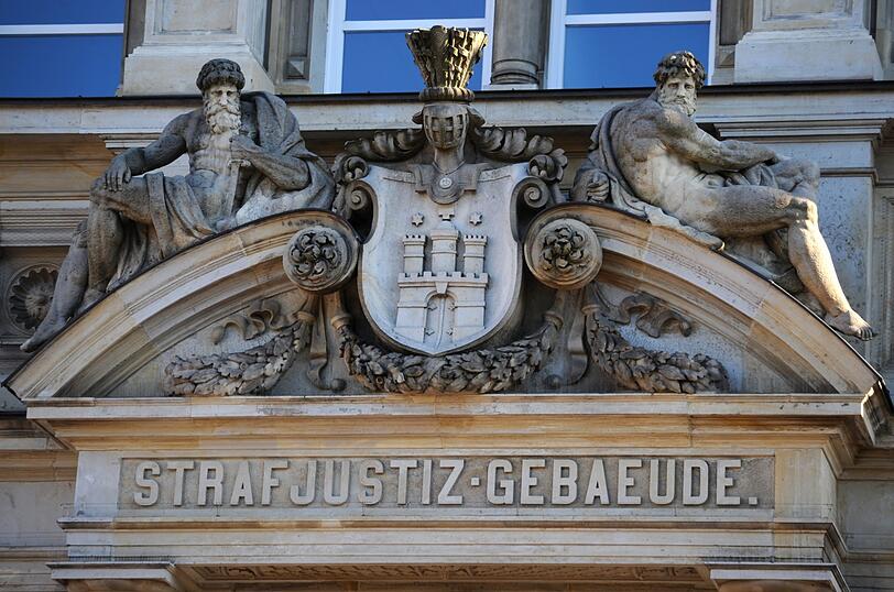 Das prachtvolle Steinportal mit Hamburg-Wappen und zwei Steinfiguren über dem Haupteingang zum Strafjustizgebäude des Landgerichts.