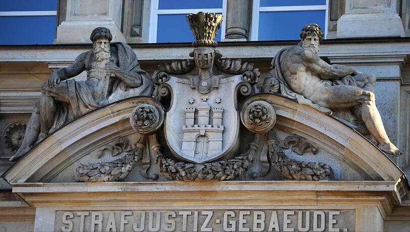 Das prachtvolle Steinportal mit Hamburg-Wappen und zwei Steinfiguren über dem Haupteingang zum Strafjustizgebäude des Landgerichts. Das prachtvolle Steinportal mit Hamburg-Wappen und zwei Steinfiguren über dem Haupteingang zum Strafjustizgebäude des Landgerichts.