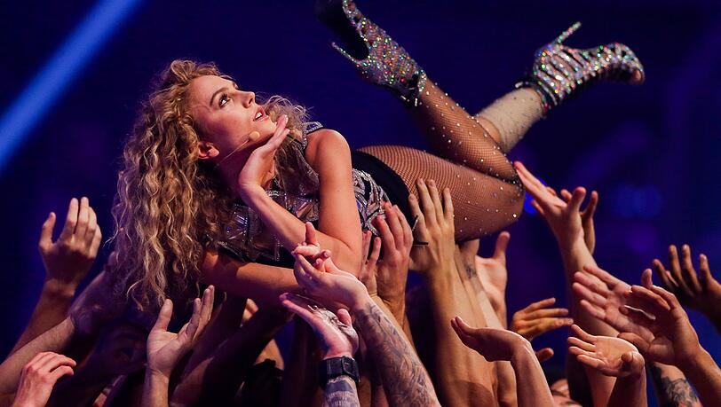 2019: Heidi Klum setzt Simone im GNTM-Finale die Topmodel-Krone auf. Doch schnell kam es zum Bruch mit dem Klum-Management. Dem "Playboy" sagte sie: "Ich kann mich glücklich schätzen, dass ich das durchgestanden habe. Ich finde nicht, dass das eine Produktion zulassen sollte. Dass man es als Unterhaltung wahrnimmt, wie Menschen einander heruntermachen, finde ich unmöglich."