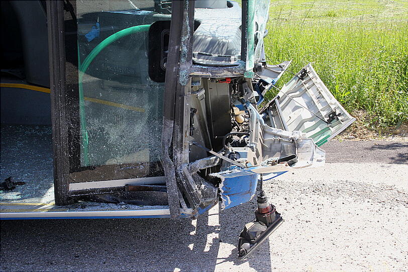 Bei dem Schulbus-Unfall wurden 15 Kinder und die beiden Busfahrer teils schwer verletzt.