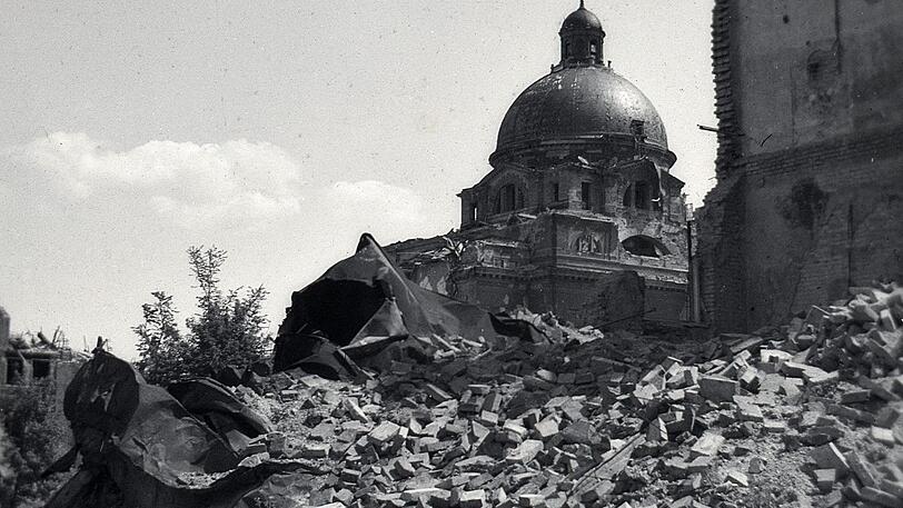 Kriegsschutt vor der Kuppel des Armeemuseums, heute Staatskanzlei.