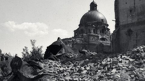 Kriegsschutt vor der Kuppel des Armeemuseums, heute Staatskanzlei.