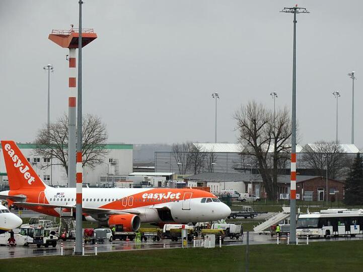 Der Billigflieger Easyjet blickt verhalten auf die zweite Hälfte des Geschäftsjahres.