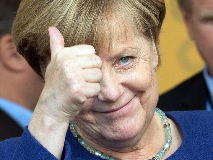 Wahlkampf 2017: Bundeskanzlerin Angela Merkel zeigt in Fritzlar den Daumen.