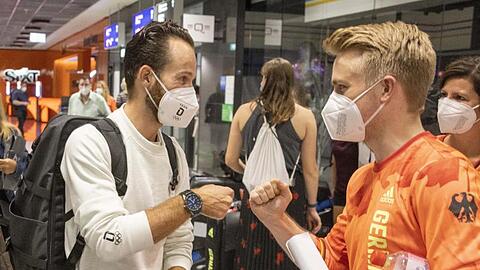 Radsportler Simon Geschke (l) bei seiner Ankunft am Frankfurter Flughafen.