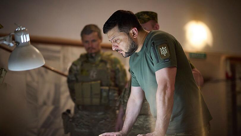 Ukraines Präsident Wolodymyr Selenskyj berät mit Militärpersonal.