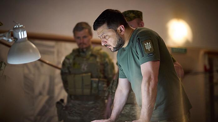 Ukraines Präsident Wolodymyr Selenskyj berät mit Militärpersonal.