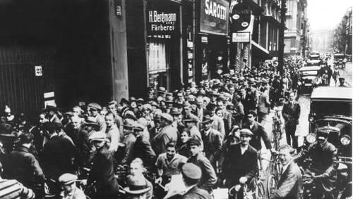 So sah die Weltwirtschaftskrise 1931 aus: Tausende Kunden versuchten, im Berliner Postscheckamt ihr Geld abzuheben. Ähnliches wollen die Regierungen jetzt vermeiden. So sah die Weltwirtschaftskrise 1931 aus: Tausende Kunden versuchten, im Berliner Postscheckamt ihr Geld abzuheben. Ähnliches wollen die Regierungen jetzt vermeiden.