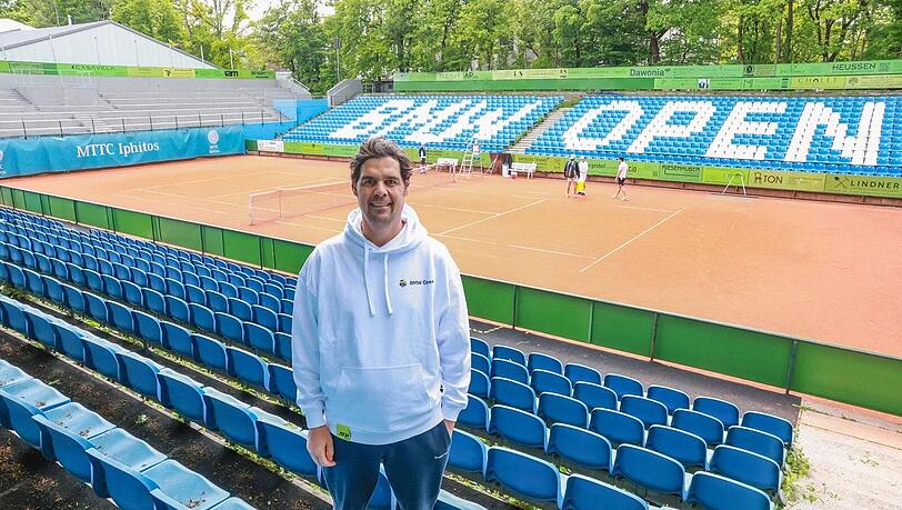 Vereinschef Fabian Tross steht im alten Tennisstadion mit 3000 Plätzen.
Das reicht dem Tennisweltverband nicht mehr. Vereinschef Fabian Tross steht im alten Tennisstadion mit 3000 Plätzen.
Das reicht dem Tennisweltverband nicht mehr.