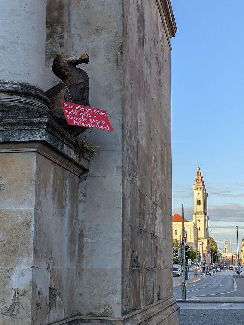 Mit ihrer nicht genehmigten Aktion wollen die Aktivisten die Aufmerksamkeit auf die akute Katastrophe des Artensterbens hinweisen.