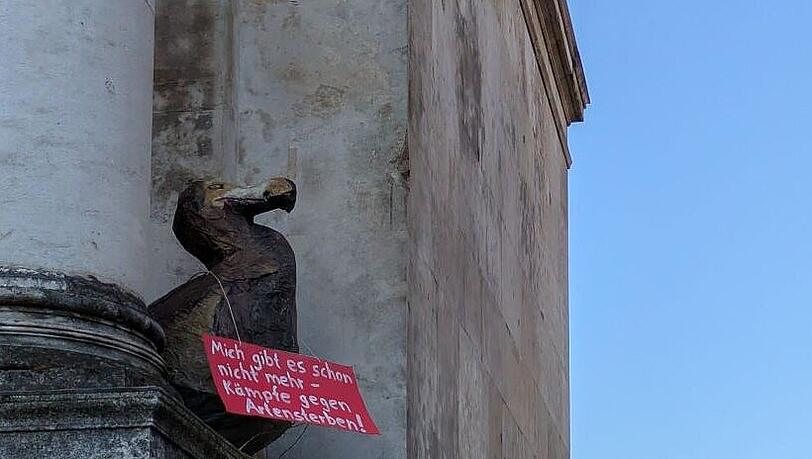 Mit ihrer nicht genehmigten Aktion wollen die Aktivisten die Aufmerksamkeit auf die akute Katastrophe des Artensterbens hinweisen.
