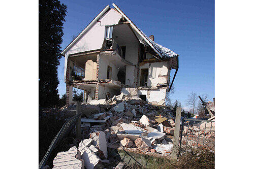 Nur noch ein Trümmerberg: Die Explosion hatte das Haus förmlich zerrissen &ndash; Renate K. stürzte vom ersten Stock ins Erdgeschoss. Glücklicherweise trafen keine herumfliegenden Trümmer ihren Kopf.