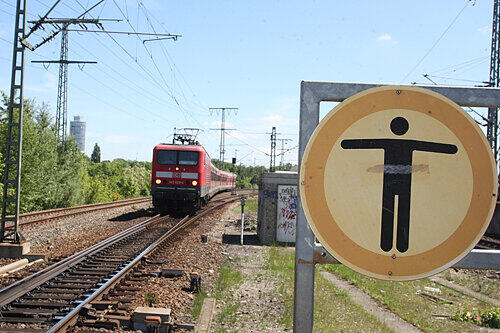 Die Bahn fuhr stadteinwärts &ndash; und genau da lief der Schweizer (26) auf den Gleisen beim Halt Dürrenhof.