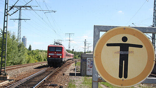 Die Bahn fuhr stadteinwärts – und genau da lief der Schweizer (26) auf den Gleisen beim Halt Dürrenhof. Die Bahn fuhr stadteinwärts – und genau da lief der Schweizer (26) auf den Gleisen beim Halt Dürrenhof.