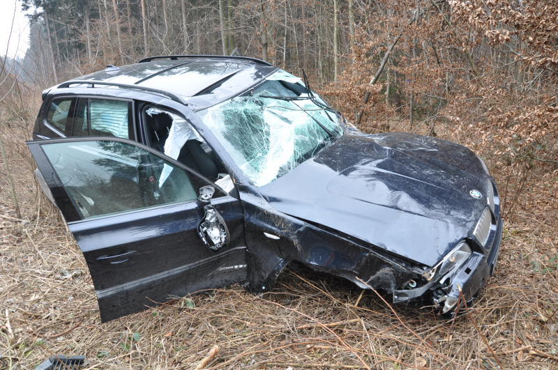 Aus bisher ungeklärten Umständen ist eine Fahrerin mit ihrem Auto von der Straße abgekommen. Der Wagen hat sich überschlagen und ist im Graben gelandet. Die Fahrerin wurde mit Verletzungen in eine nahegelegenes Krankenhaus gebracht.