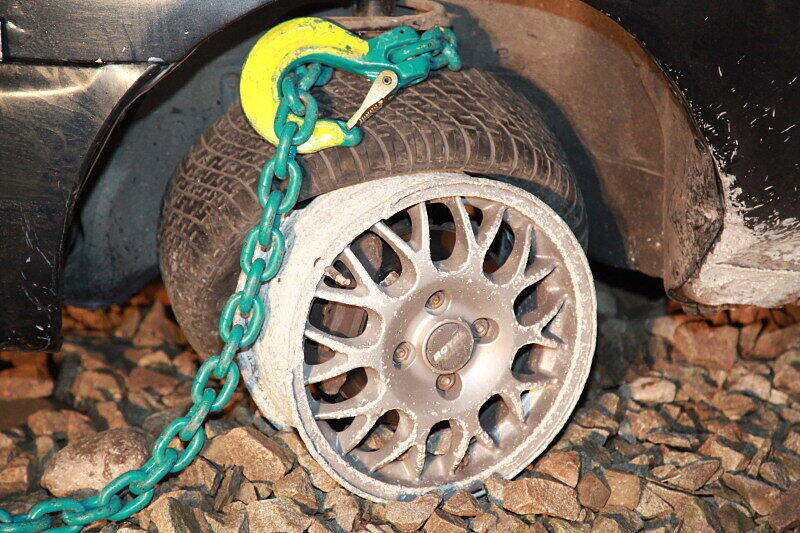 Am Bahnübergang an 
der Kreuzstraße rammt eine S-Bahn den Wagen eines Fahranfängers und schleift ihn 200 Meter mit. Unglaublich: der Fahrer konnte das Wrack mit mehreren Knochenbrüchen, aber immerhin aus eigener Kraft verlassen.