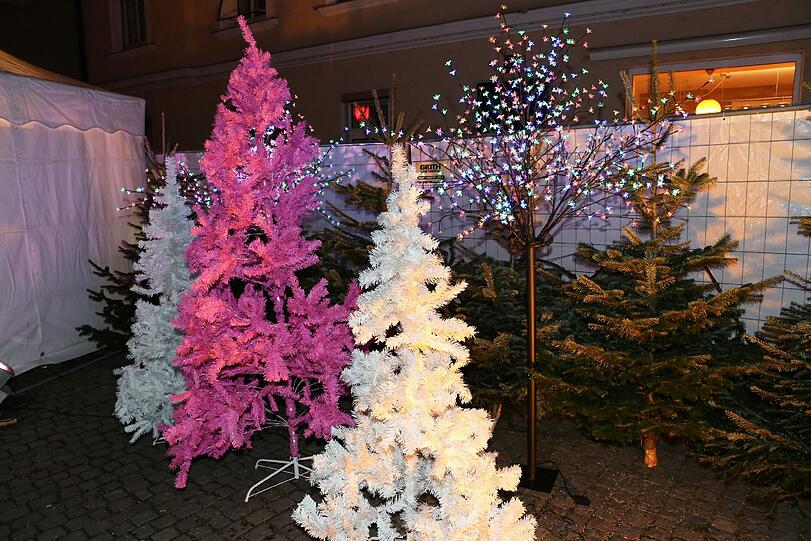 Pinker geht's nicht: Beim "Pink Christmas" auf dem Stephansplatz kommt zwar keine echte Weihnachtsstimmung auf, aber zur Abwechslung ist es echt unterhaltsam, meint der AZ-Reporter.
