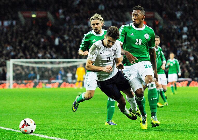 Jérôme Boateng im Zweikampf mit Englands Adam Lallana.