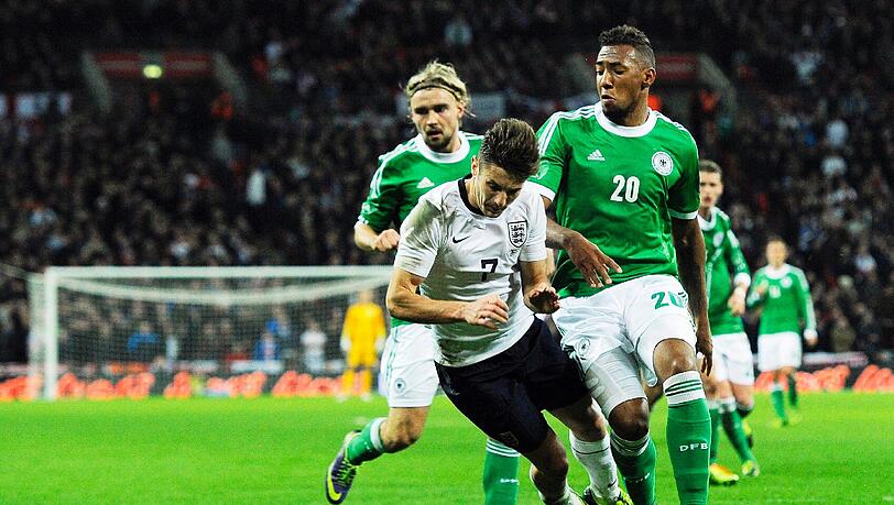 Jérôme Boateng im Zweikampf mit Englands Adam Lallana. Jérôme Boateng im Zweikampf mit Englands Adam Lallana.