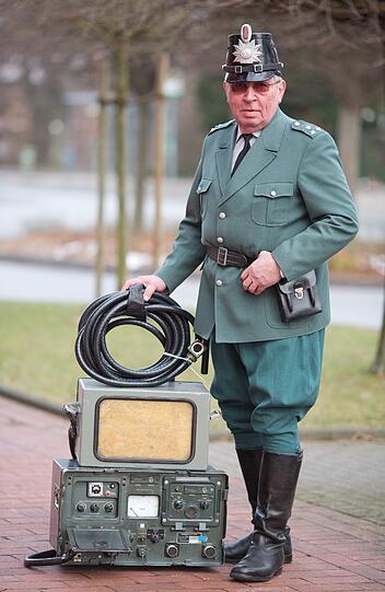 Felix Hoffmann, Leiter des deutschen Polizeimuseums in Salzkotten (Westfalen), demonstriert in Original Uniformden Umgang mit dem Radargerät VRG2 von Telefunken aus dem Jahr 1957.