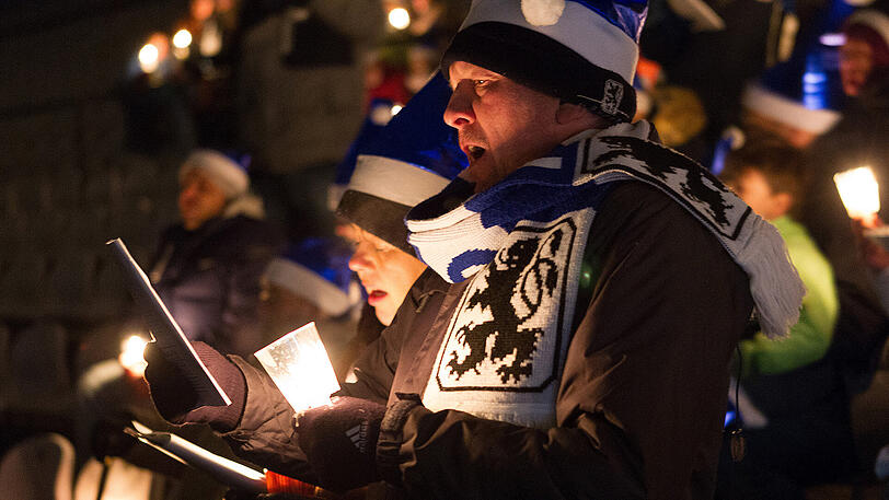 Eine Weihnacht ganz in Blau: Sechzig-Fans beim traditionellen Adventssingen im Grünwalder Stadion. Die Bilder zum Durchklicken.
