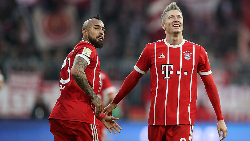 Das Hinspiel gegen den FC Augsburg gewann der FC Bayern mit 3:0: Robert Lewandowski traf doppelt, den Führungstreffer erzielte Arturo Vidal (hinten).