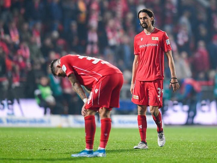 Die Union-Spieler Robert Andrich (l) und Neven Subotic waren nach der 1:2-Niederlage gegen Eintracht Frankfurt enttäuscht.