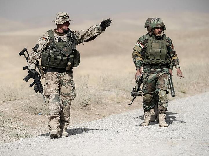 Bundeswehrsoldaten und kurdische Peshmerga in der irakischen Ausbildungseinrichtung Bnaslawa.