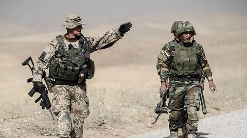 Bundeswehrsoldaten und kurdische Peshmerga in der irakischen Ausbildungseinrichtung Bnaslawa.