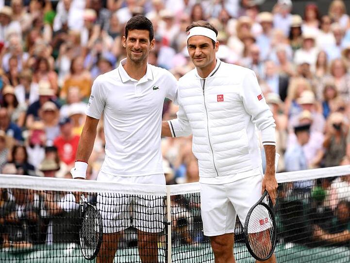 Novak Djokovic (l) und Roger Federer lächeln vor dem Spiel in die Kamera.