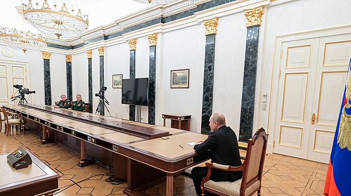 Treffen des russischen Präsidenten Wladimir Putin mit Verteidigungsminister Sergej Schoigu (2.v.l) und Generalstabschef Waleri Gerassimow in Moskau zu Beginn des Krieges.