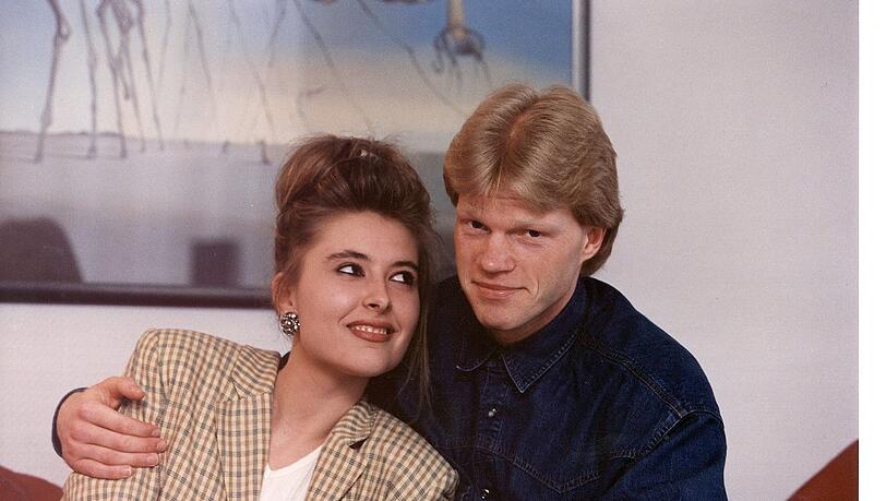 Junges Glück: Oliver Kahn mit seiner damaligen Freundin und späteren Frau bzw. Ex-Frau Simone. Junges Glück: Oliver Kahn mit seiner damaligen Freundin und späteren Frau bzw. Ex-Frau Simone.
