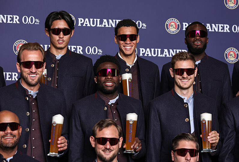 Die Stars des FC Bayern beim alljährlichen Lederhosen-Shooting von Paulaner. Die Stars des FC Bayern beim alljährlichen Lederhosen-Shooting von Paulaner.