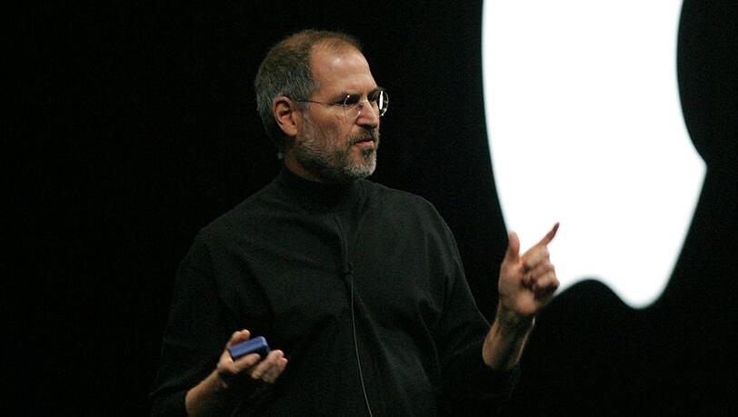 Steve Jobs, der Mann mit dem schwarzen Rollkragenpullover, ist vor 15 Jahren verstorben. Steve Jobs, der Mann mit dem schwarzen Rollkragenpullover, ist vor 15 Jahren verstorben.
