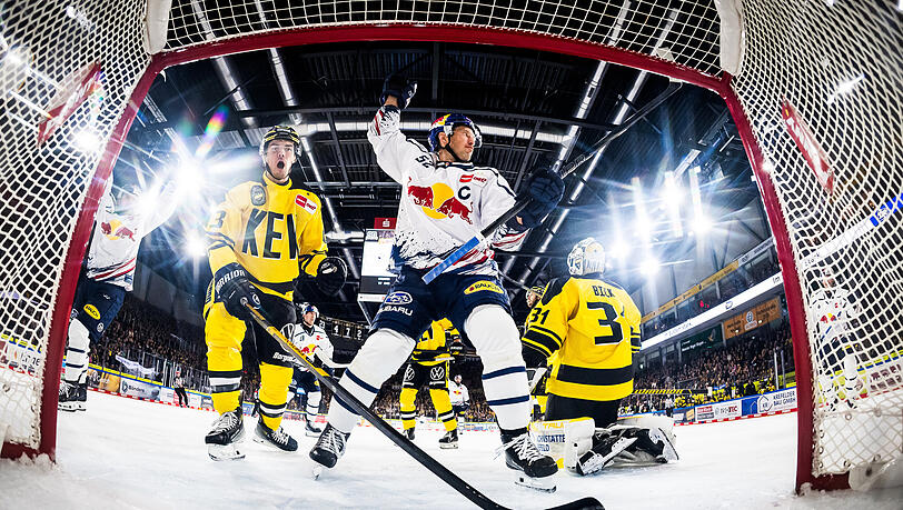 Patrick Hager (Mitte) feiert sein Tor zum zwischenzeitlichen 1:2 während des EHC-Spiels bei den Krefeld Pinguinen. Patrick Hager (Mitte) feiert sein Tor zum zwischenzeitlichen 1:2 während des EHC-Spiels bei den Krefeld Pinguinen.