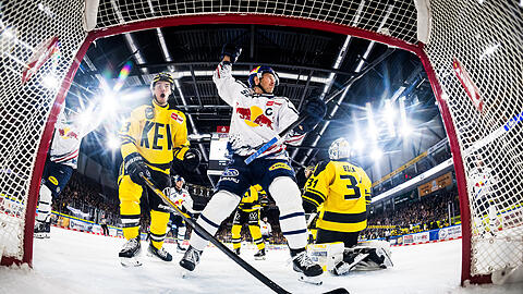 Patrick Hager (Mitte) feiert sein Tor zum zwischenzeitlichen 1:2 w&auml;hrend des EHC-Spiels bei den Krefeld Pinguinen.