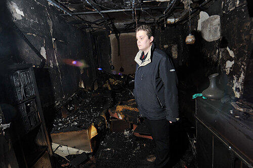Der Retter Peter Wittmann in seinem Wohnzimmer. Hier brach der Brand aus, die Flammen vernichteten alles.