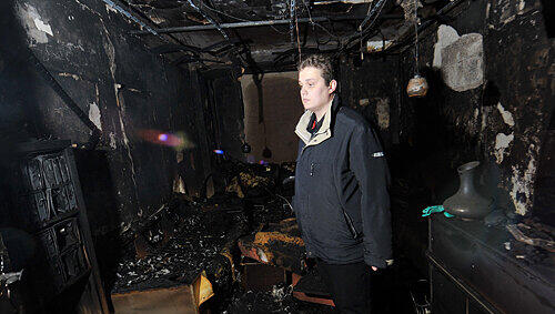 Der Retter Peter Wittmann in seinem Wohnzimmer. Hier brach der Brand aus, die Flammen vernichteten alles. Der Retter Peter Wittmann in seinem Wohnzimmer. Hier brach der Brand aus, die Flammen vernichteten alles.