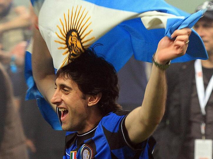 Diego Milito feiert seinen Doppelschlag gegen den FC  Bayern