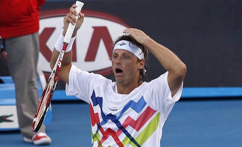 Schläger-Schmeißen und wilde Diskussionen mit dem Schiedsrichter: Nach seiner knappen Niederlage gegen Marathon-Mann John Isner rastet David Nalbandian aus. Die Bilder!
