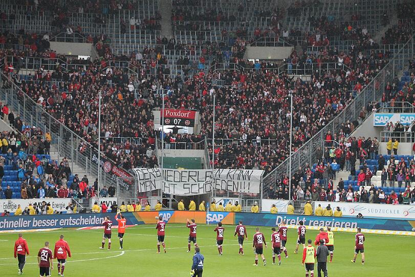 Canossa-Gang für die Club-Spieler nach der verlorenen Partie gegen Hoffenheim. Die Meinung der Fans stand auf dem riesigen Plakate: Derby-Niederlagen kann man nicht schönreden.