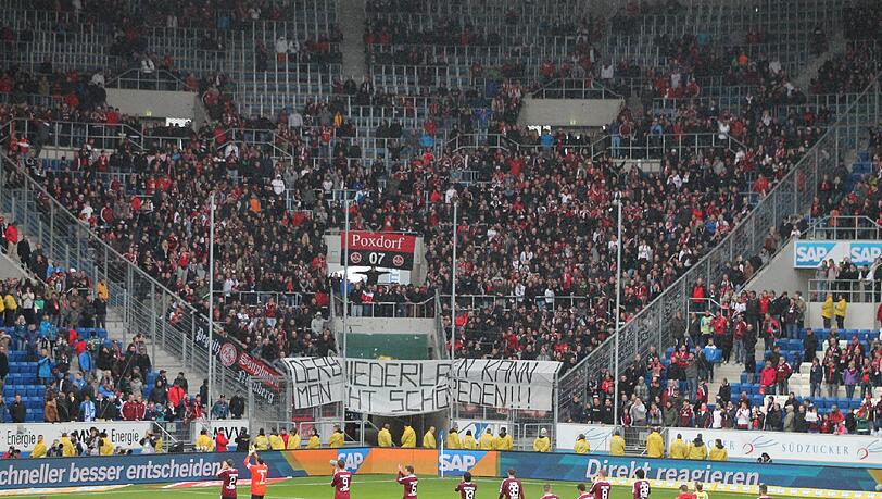 Canossa-Gang für die Club-Spieler nach der verlorenen Partie gegen Hoffenheim. Die Meinung der Fans stand auf dem riesigen Plakate: Derby-Niederlagen kann man nicht schönreden. Canossa-Gang für die Club-Spieler nach der verlorenen Partie gegen Hoffenheim. Die Meinung der Fans stand auf dem riesigen Plakate: Derby-Niederlagen kann man nicht schönreden.
