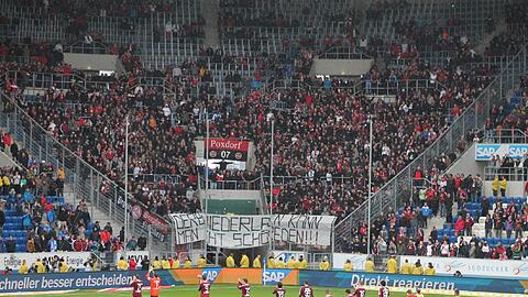 Canossa-Gang für die Club-Spieler nach der verlorenen Partie gegen Hoffenheim. Die Meinung der Fans stand auf dem riesigen Plakate: Derby-Niederlagen kann man nicht schönreden.