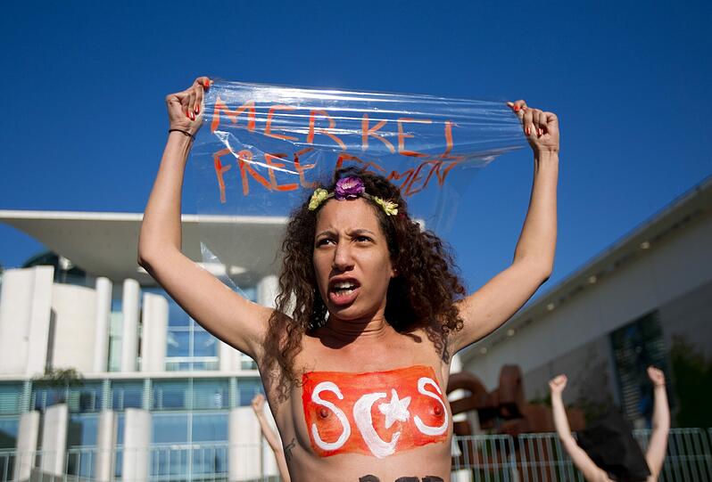 Nackte Wut: Femen-Aktivistinnen demonstrieren am Freitag vor dem Bundekanzleramt.