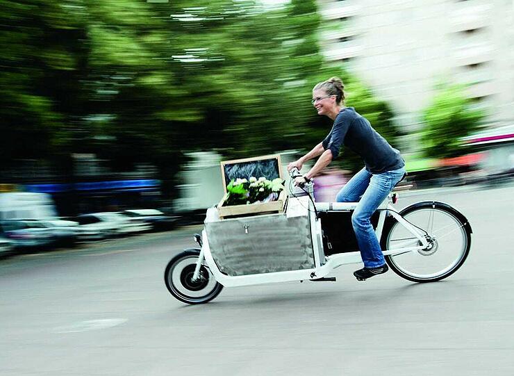 Auch der Hersteller Larry vs Harry setzt mit seinem Rad "Bullitt" auf das Konzept mit tiefer Transportfläche aus den 1920er Jahren.