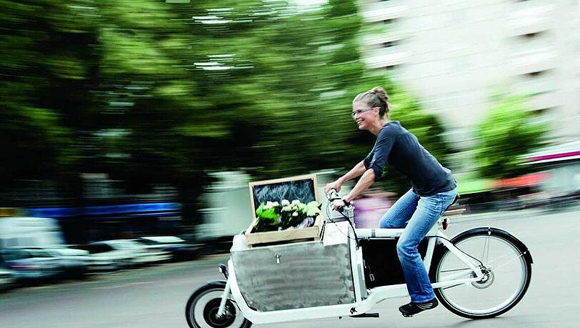 Auch der Hersteller Larry vs Harry setzt mit seinem Rad "Bullitt" auf das Konzept mit tiefer Transportfläche aus den 1920er Jahren. Auch der Hersteller Larry vs Harry setzt mit seinem Rad "Bullitt" auf das Konzept mit tiefer Transportfläche aus den 1920er Jahren.